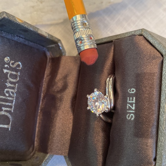 Lovely sparkly faux large diamond ring, 6, NWOT - Picture 3 of 6